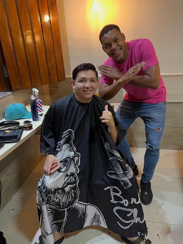 Equipe e cliente na Hollywood WG Barbearia